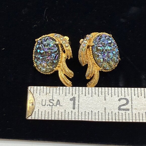 Vtg Gold-Tone Clip-On Earrings Aurora Borealis Rhinestones Textured Oval Design - Picture 3 of 12